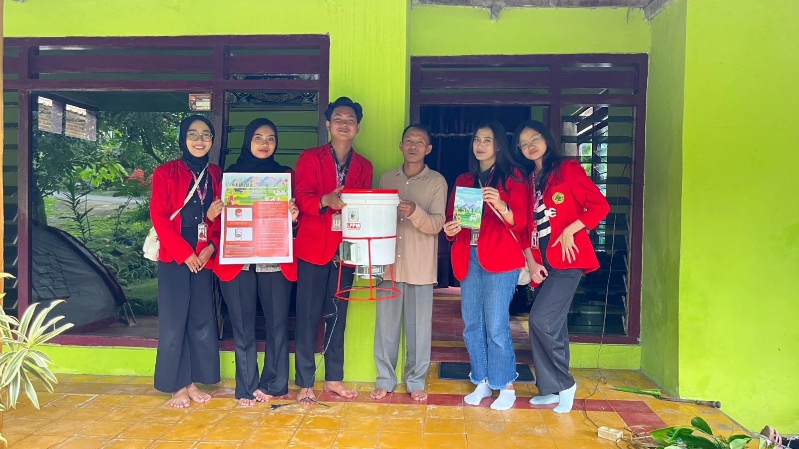 Inovatif! Alat Pencacah Rumput Mahasiswa Untag Surabaya Ringankan Beban Peternak Desa Candiwatu